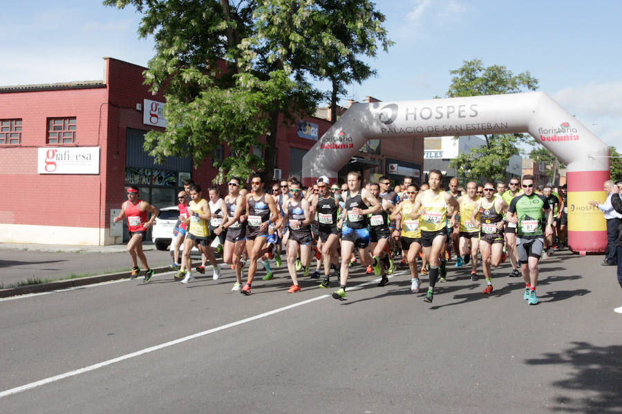 El triatleta vasco Gorka Lucena y la salmantina Lourdes Lobato se han impuesto en el XXI Cross Policía Local de Salamanca que se ha celebrado sobre un recorrido de algo más de 9 kilómetros