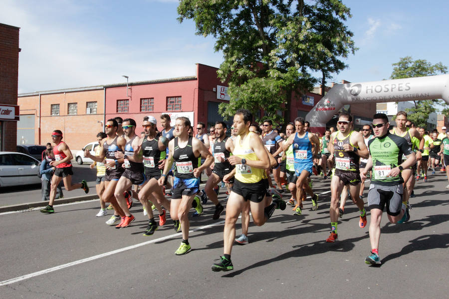 El triatleta vasco Gorka Lucena y la salmantina Lourdes Lobato se han impuesto en el XXI Cross Policía Local de Salamanca que se ha celebrado sobre un recorrido de algo más de 9 kilómetros