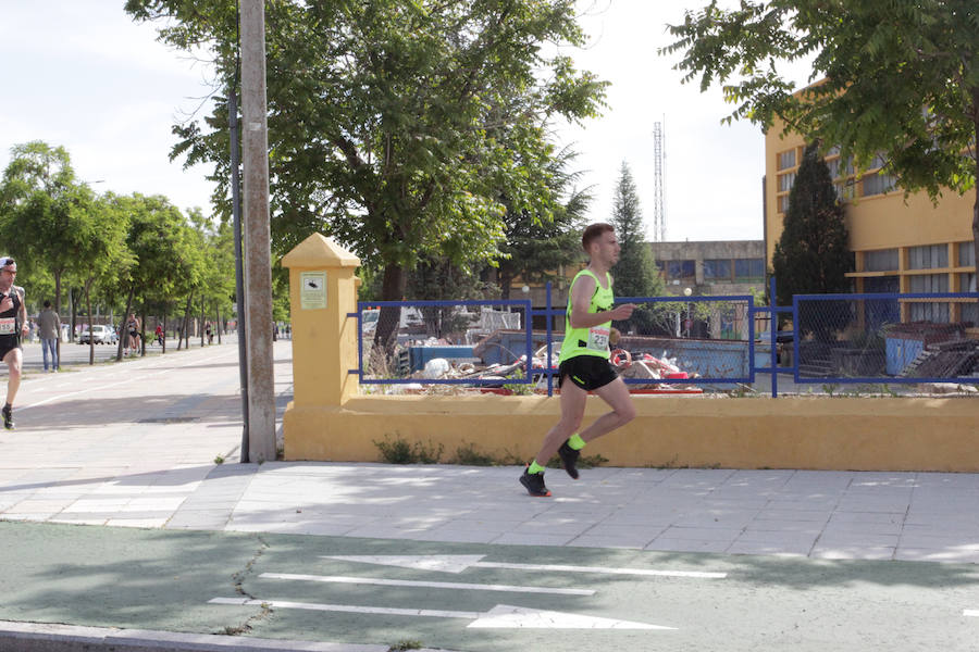 El triatleta vasco Gorka Lucena y la salmantina Lourdes Lobato se han impuesto en el XXI Cross Policía Local de Salamanca que se ha celebrado sobre un recorrido de algo más de 9 kilómetros