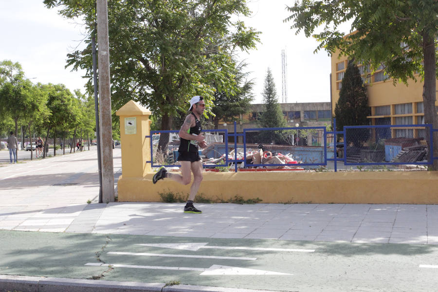 El triatleta vasco Gorka Lucena y la salmantina Lourdes Lobato se han impuesto en el XXI Cross Policía Local de Salamanca que se ha celebrado sobre un recorrido de algo más de 9 kilómetros