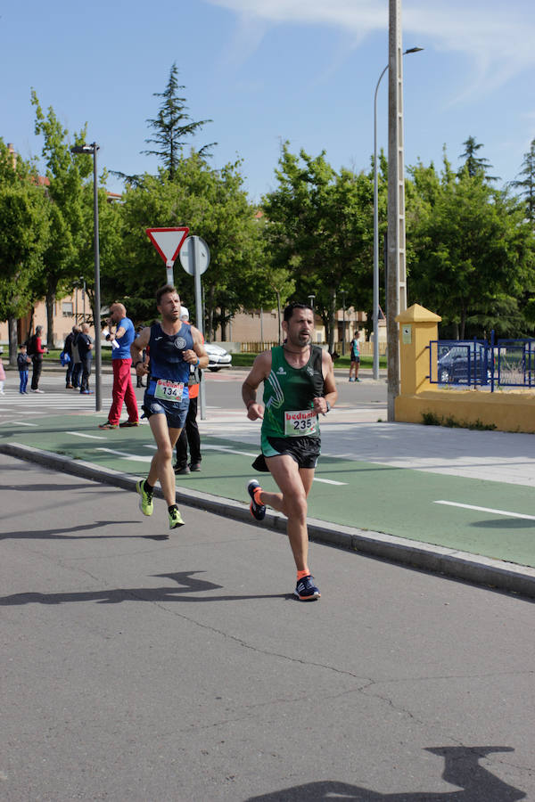 El triatleta vasco Gorka Lucena y la salmantina Lourdes Lobato se han impuesto en el XXI Cross Policía Local de Salamanca que se ha celebrado sobre un recorrido de algo más de 9 kilómetros
