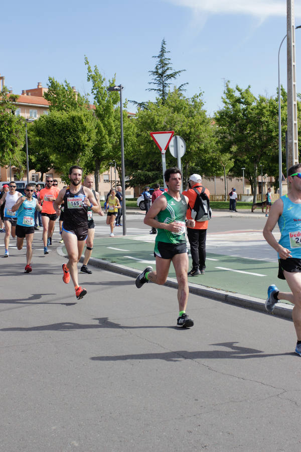 El triatleta vasco Gorka Lucena y la salmantina Lourdes Lobato se han impuesto en el XXI Cross Policía Local de Salamanca que se ha celebrado sobre un recorrido de algo más de 9 kilómetros