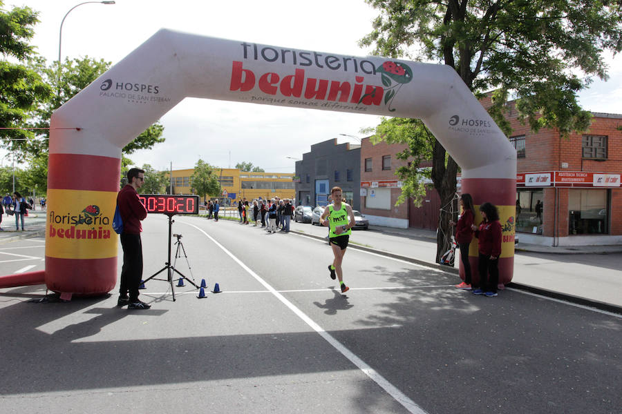 El triatleta vasco Gorka Lucena y la salmantina Lourdes Lobato se han impuesto en el XXI Cross Policía Local de Salamanca que se ha celebrado sobre un recorrido de algo más de 9 kilómetros