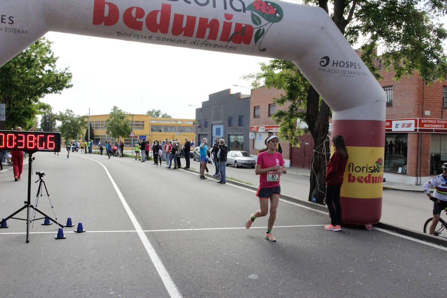 El triatleta vasco Gorka Lucena y la salmantina Lourdes Lobato se han impuesto en el XXI Cross Policía Local de Salamanca que se ha celebrado sobre un recorrido de algo más de 9 kilómetros