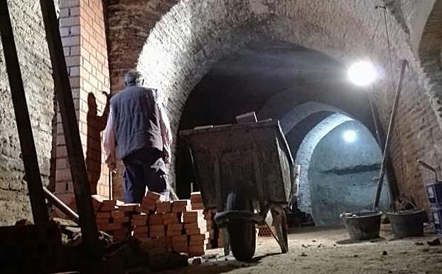 Los operarios trabajan en el interior de la bodega municipal para que pueda ser visitable a final de verano. 