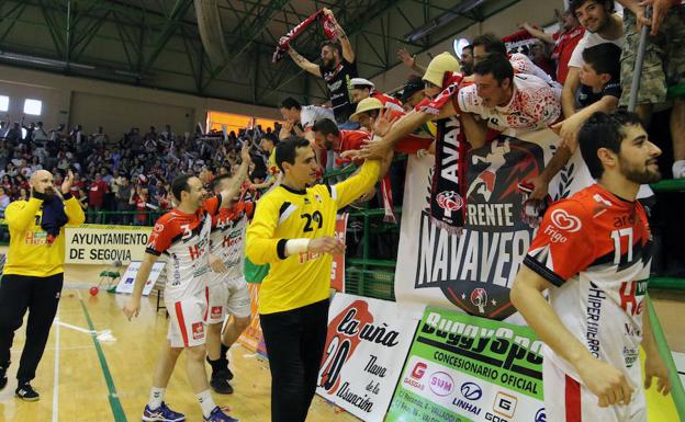 Los jugadores saludan a los aficionados al término del partido. 