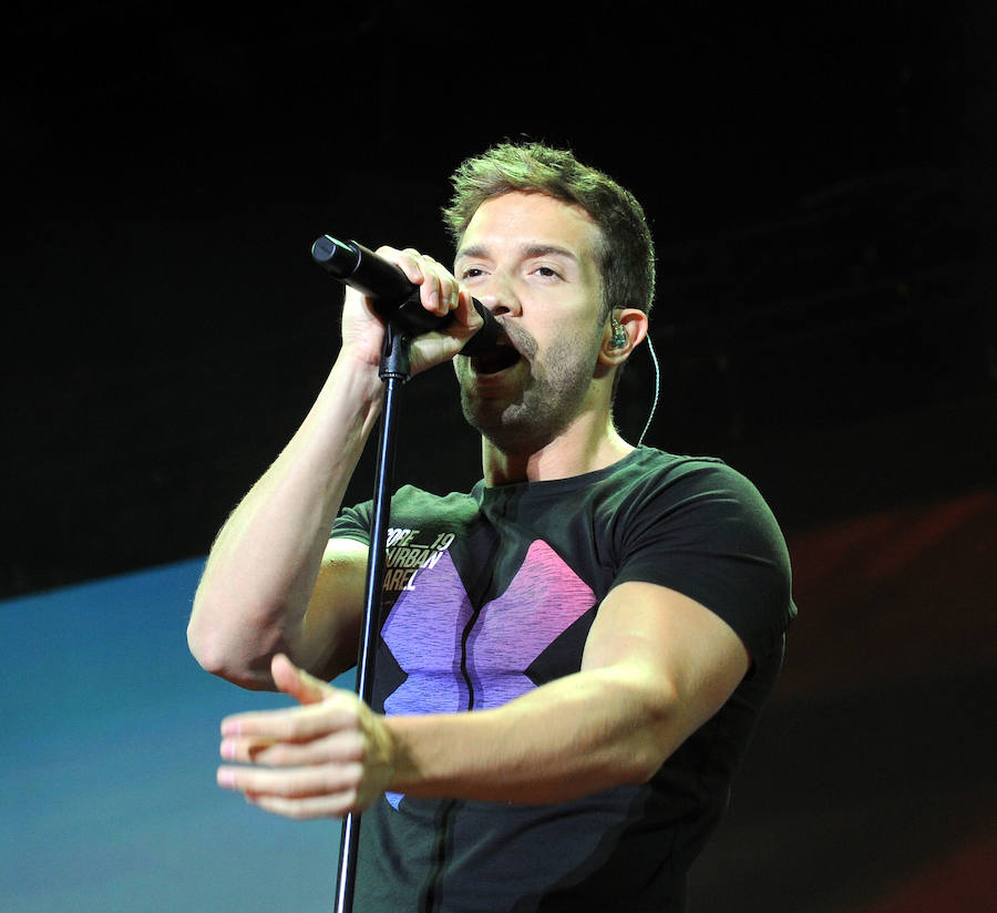 Corearon sus canciones en el concierto que dio este sábado en la Feria de Muestras de Valladolid. Levantó los ánimos de sus seguidores desde que pisó el escenario. 