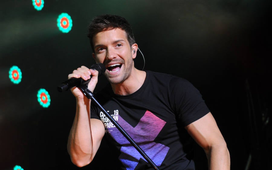 Corearon sus canciones en el concierto que dio este sábado en la Feria de Muestras de Valladolid. Levantó los ánimos de sus seguidores desde que pisó el escenario. 