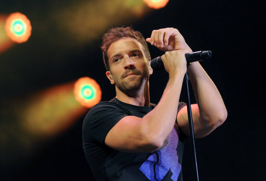 Corearon sus canciones en el concierto que dio este sábado en la Feria de Muestras de Valladolid. Levantó los ánimos de sus seguidores desde que pisó el escenario. 