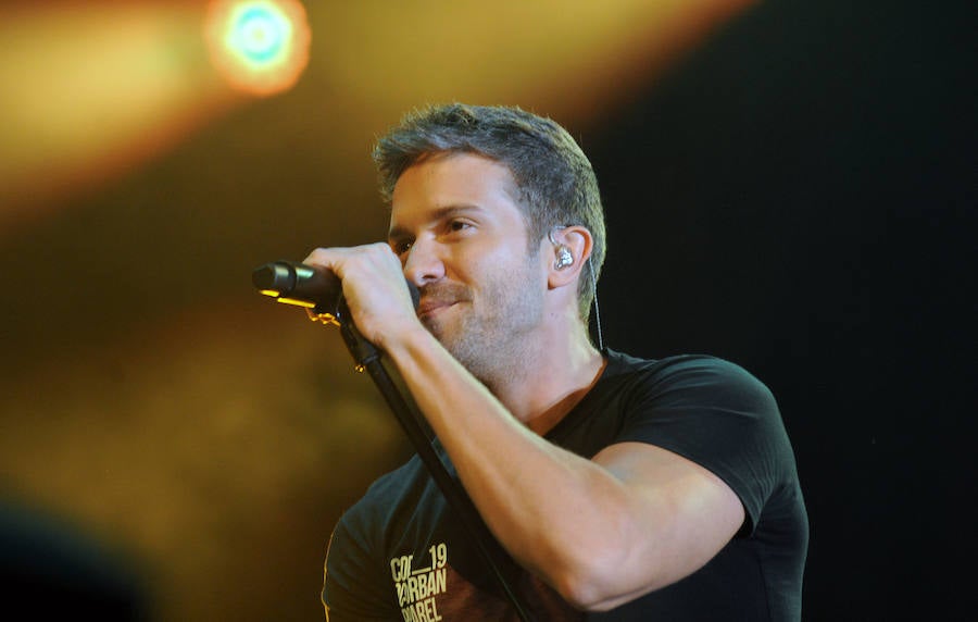 Corearon sus canciones en el concierto que dio este sábado en la Feria de Muestras de Valladolid. Levantó los ánimos de sus seguidores desde que pisó el escenario. 