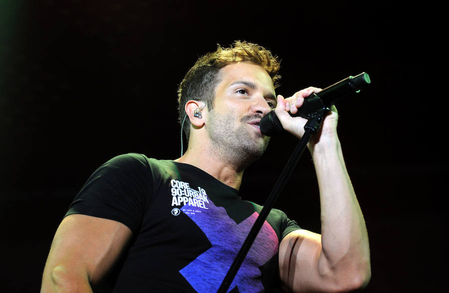 Corearon sus canciones en el concierto que dio este sábado en la Feria de Muestras de Valladolid. Levantó los ánimos de sus seguidores desde que pisó el escenario. 