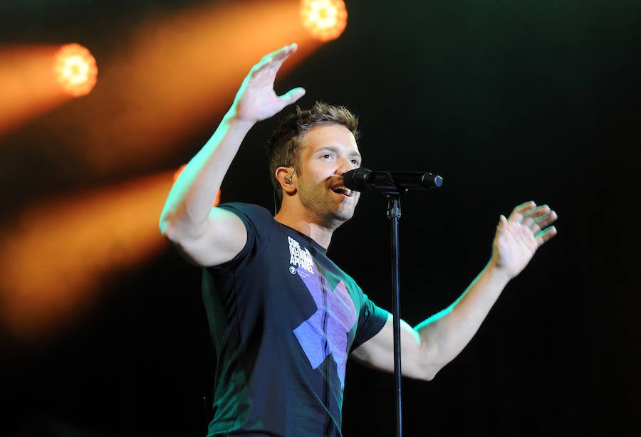 Corearon sus canciones en el concierto que dio este sábado en la Feria de Muestras de Valladolid. Levantó los ánimos de sus seguidores desde que pisó el escenario. 