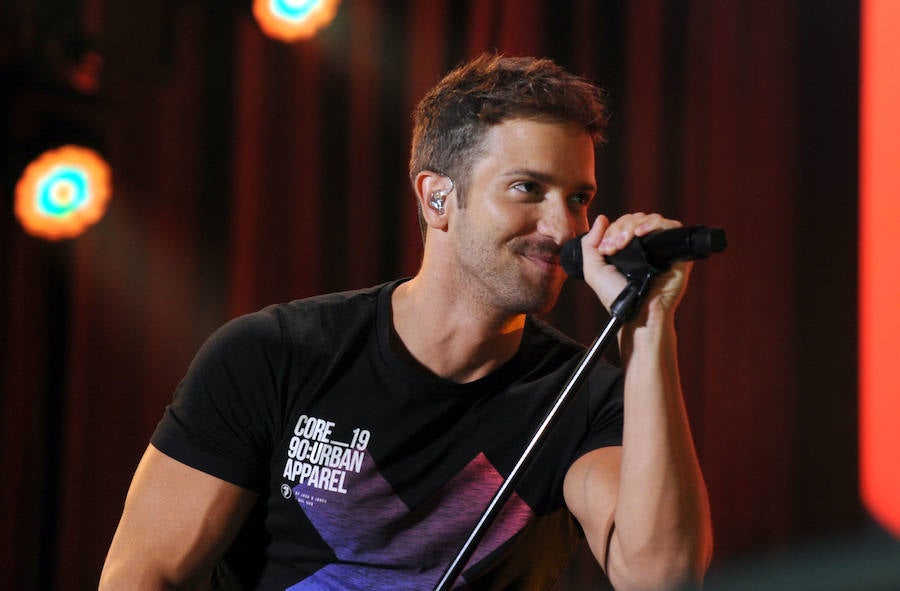 Corearon sus canciones en el concierto que dio este sábado en la Feria de Muestras de Valladolid. Levantó los ánimos de sus seguidores desde que pisó el escenario. 