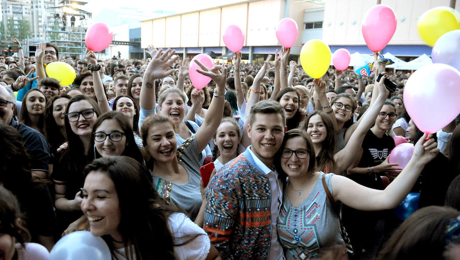 Corearon sus canciones en el concierto que dio este sábado en la Feria de Muestras de Valladolid. Levantó los ánimos de sus seguidores desde que pisó el escenario. 