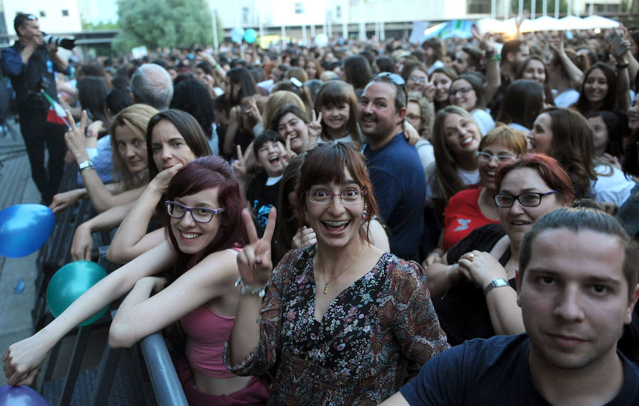 Corearon sus canciones en el concierto que dio este sábado en la Feria de Muestras de Valladolid. Levantó los ánimos de sus seguidores desde que pisó el escenario. 