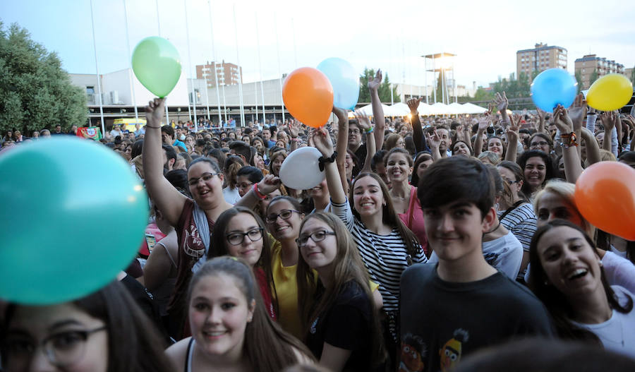 Corearon sus canciones en el concierto que dio este sábado en la Feria de Muestras de Valladolid. Levantó los ánimos de sus seguidores desde que pisó el escenario. 
