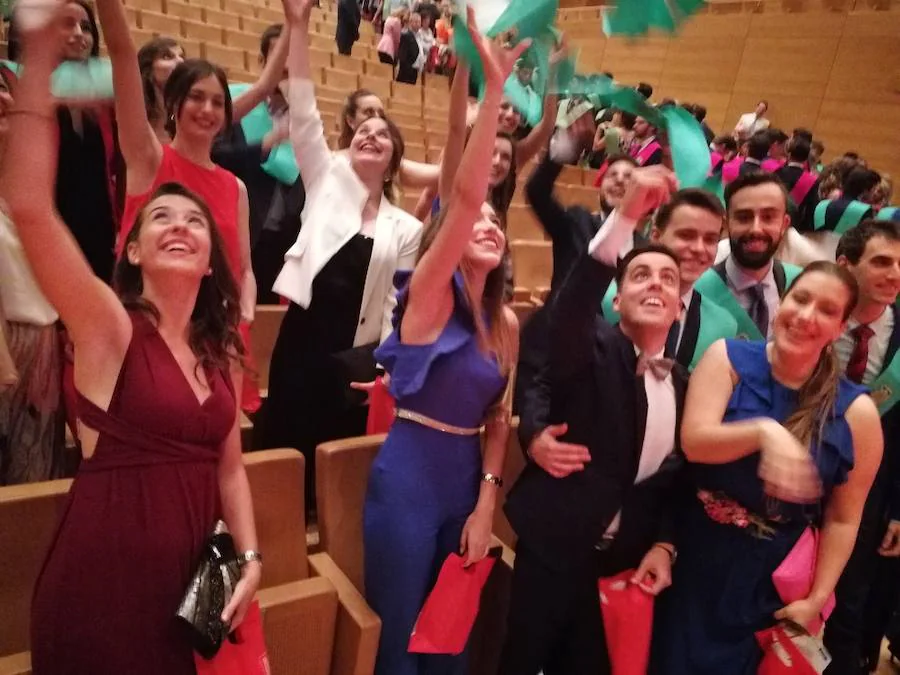 318 estudiantes de 17 titulaciones entre Grados y Másteres de la Universidad Europea Miguel de Cervantes (UEMC) de Valladolid, vivieron ayer con emoción la ceremonia de graduación. 