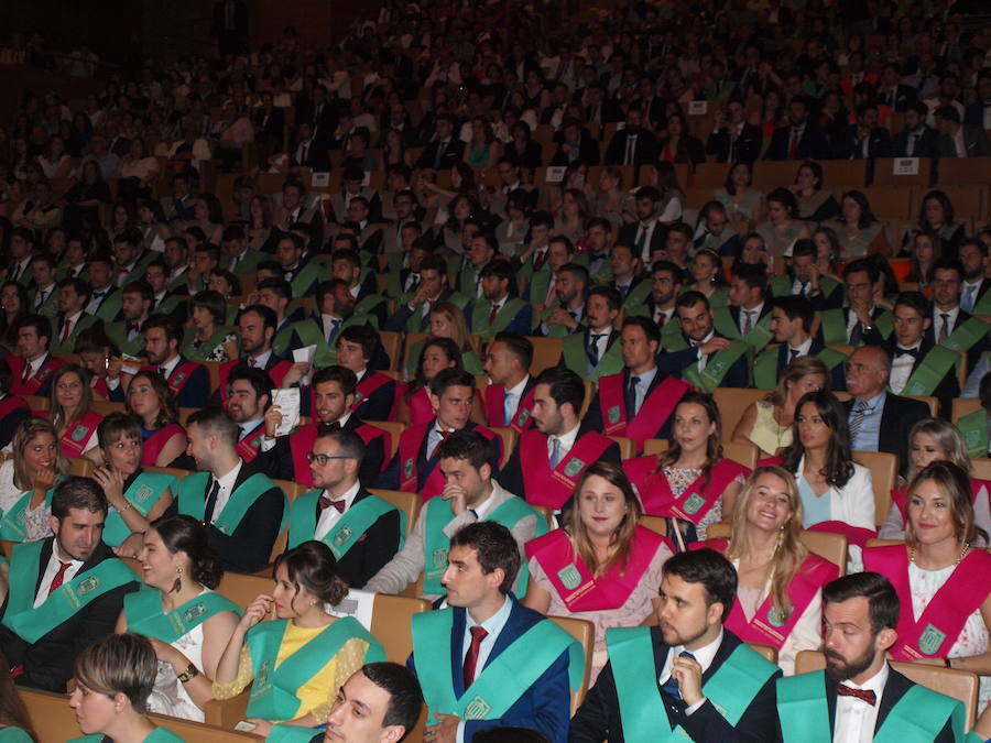 318 estudiantes de 17 titulaciones entre Grados y Másteres de la Universidad Europea Miguel de Cervantes (UEMC) de Valladolid, vivieron ayer con emoción la ceremonia de graduación. 