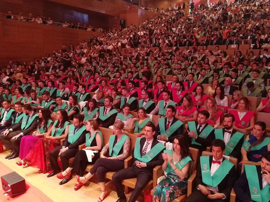 318 estudiantes de 17 titulaciones entre Grados y Másteres de la Universidad Europea Miguel de Cervantes (UEMC) de Valladolid, vivieron ayer con emoción la ceremonia de graduación. 