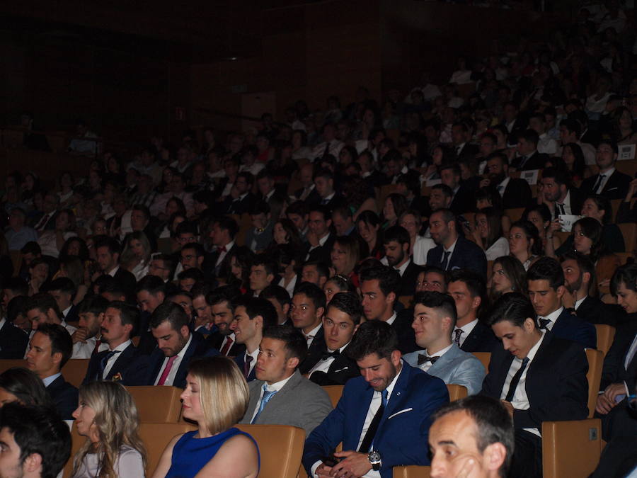 318 estudiantes de 17 titulaciones entre Grados y Másteres de la Universidad Europea Miguel de Cervantes (UEMC) de Valladolid, vivieron ayer con emoción la ceremonia de graduación. 