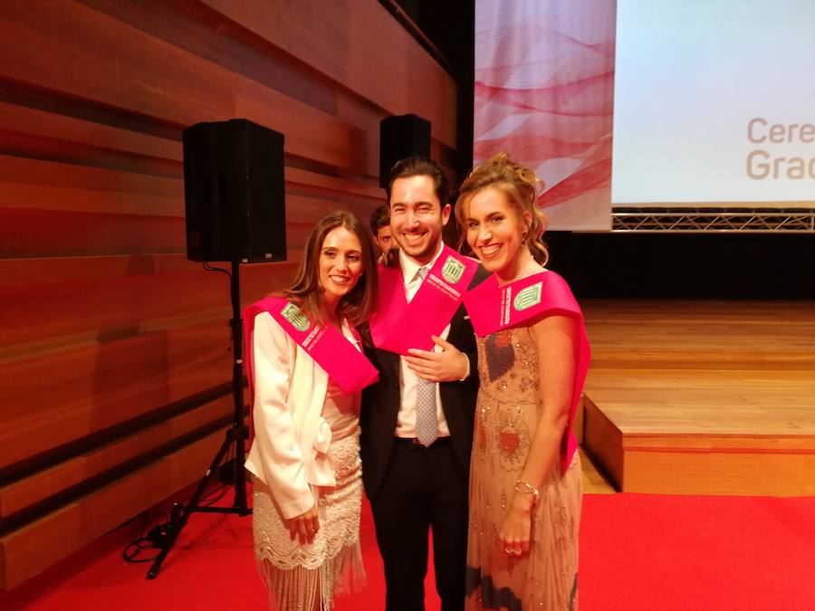 318 estudiantes de 17 titulaciones entre Grados y Másteres de la Universidad Europea Miguel de Cervantes (UEMC) de Valladolid, vivieron ayer con emoción la ceremonia de graduación. 