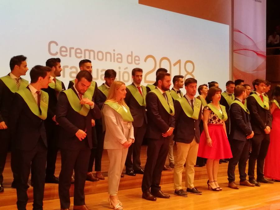 318 estudiantes de 17 titulaciones entre Grados y Másteres de la Universidad Europea Miguel de Cervantes (UEMC) de Valladolid, vivieron ayer con emoción la ceremonia de graduación. 