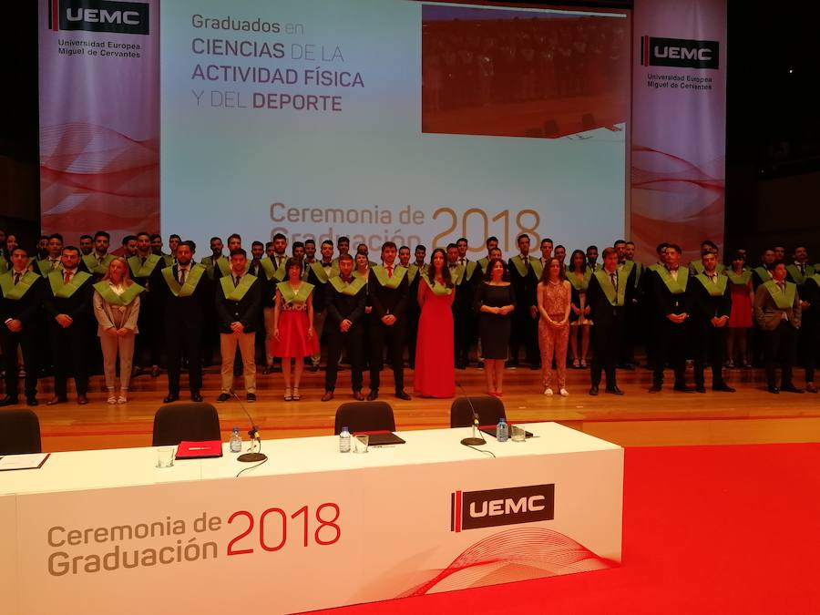 318 estudiantes de 17 titulaciones entre Grados y Másteres de la Universidad Europea Miguel de Cervantes (UEMC) de Valladolid, vivieron ayer con emoción la ceremonia de graduación. 