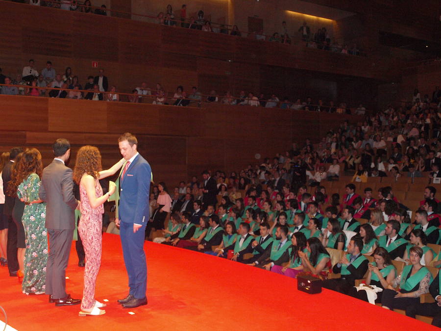 318 estudiantes de 17 titulaciones entre Grados y Másteres de la Universidad Europea Miguel de Cervantes (UEMC) de Valladolid, vivieron ayer con emoción la ceremonia de graduación. 