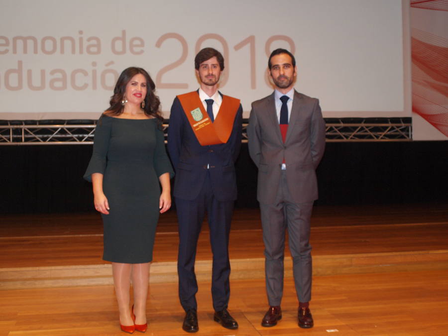 318 estudiantes de 17 titulaciones entre Grados y Másteres de la Universidad Europea Miguel de Cervantes (UEMC) de Valladolid, vivieron ayer con emoción la ceremonia de graduación. 