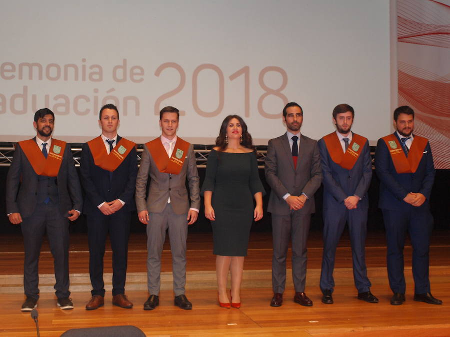318 estudiantes de 17 titulaciones entre Grados y Másteres de la Universidad Europea Miguel de Cervantes (UEMC) de Valladolid, vivieron ayer con emoción la ceremonia de graduación. 
