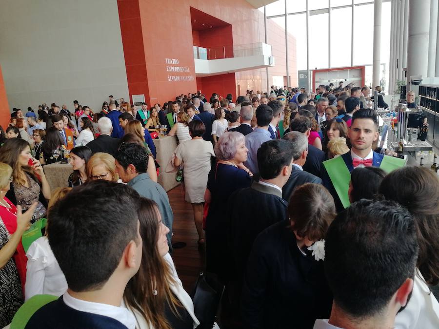318 estudiantes de 17 titulaciones entre Grados y Másteres de la Universidad Europea Miguel de Cervantes (UEMC) de Valladolid, vivieron ayer con emoción la ceremonia de graduación. 
