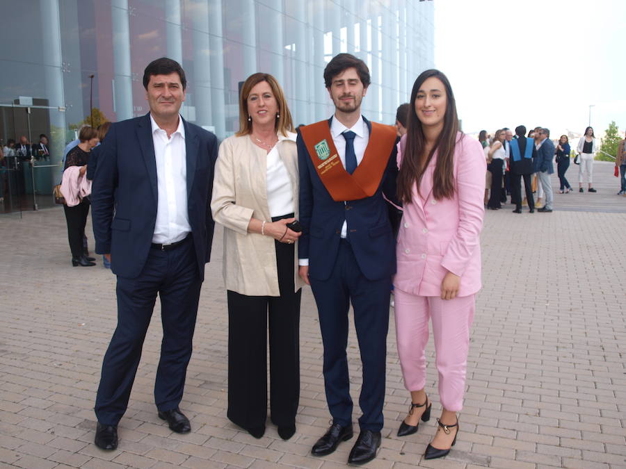 318 estudiantes de 17 titulaciones entre Grados y Másteres de la Universidad Europea Miguel de Cervantes (UEMC) de Valladolid, vivieron ayer con emoción la ceremonia de graduación. 