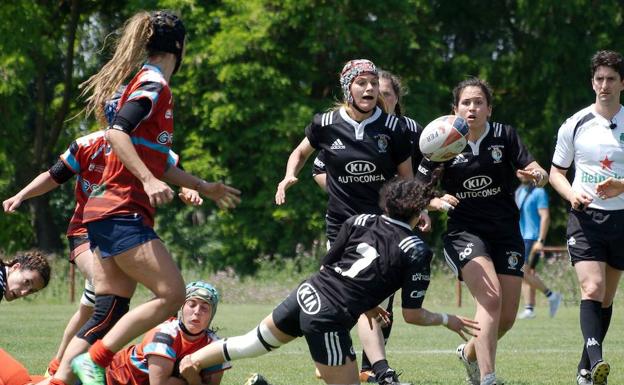 Amanda Villa libera el oval hacia Carmen Olías en una jugada del partido entre Autoconsa El Salvador y XV Sanse Scrum.