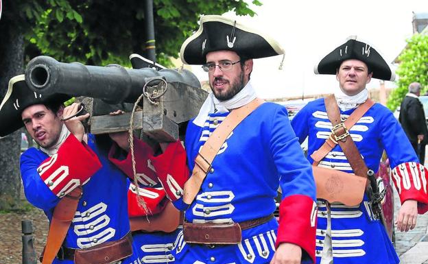 Jóvenes ataviados de época, ayer, durante el Mercado Barroco de La Granja. 
