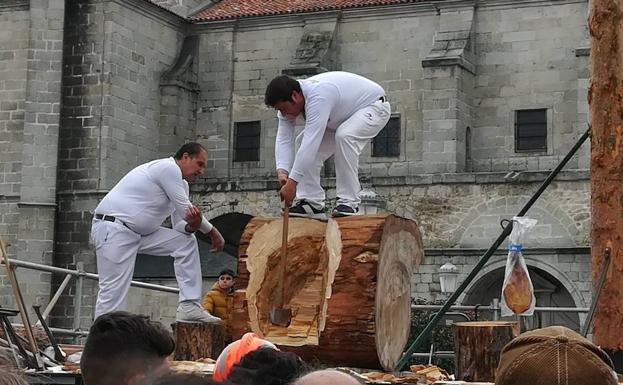 Muestra de corta de troncos de los gabarreros en El Espinar. 