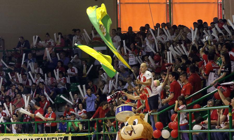 Fotos: El Balonmano Nava dice adiós al sueño de la Liga Asobal