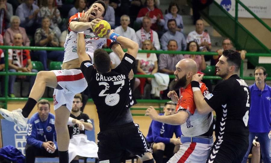 Fotos: El Balonmano Nava dice adiós al sueño de la Liga Asobal