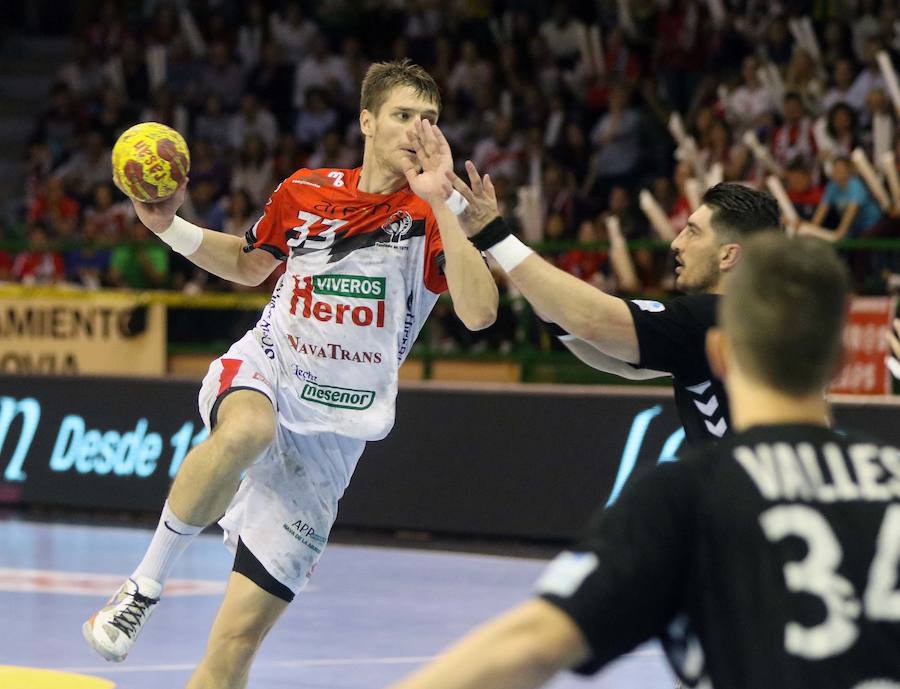 Fotos: El Balonmano Nava dice adiós al sueño de la Liga Asobal