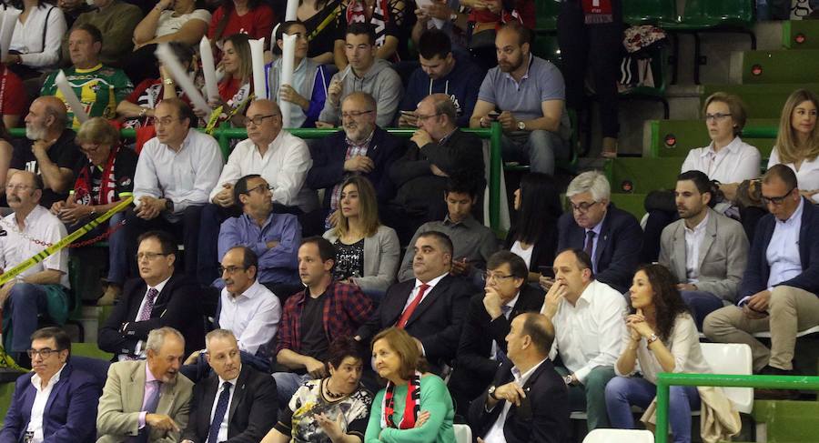 Fotos: El Balonmano Nava dice adiós al sueño de la Liga Asobal