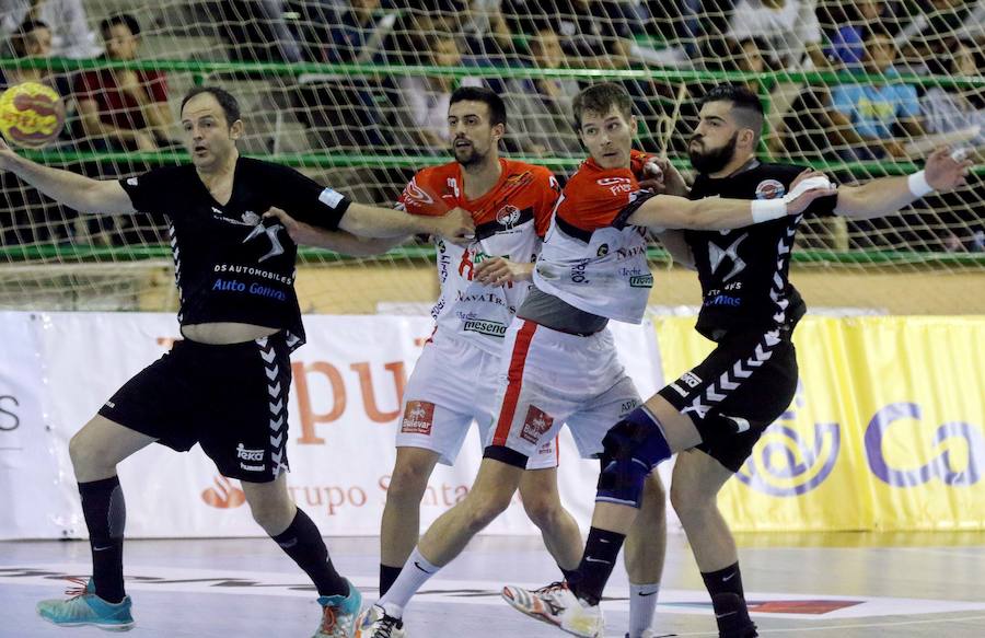 Fotos: El Balonmano Nava dice adiós al sueño de la Liga Asobal