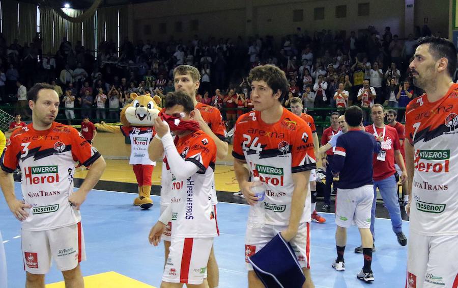 Fotos: El Balonmano Nava dice adiós al sueño de la Liga Asobal