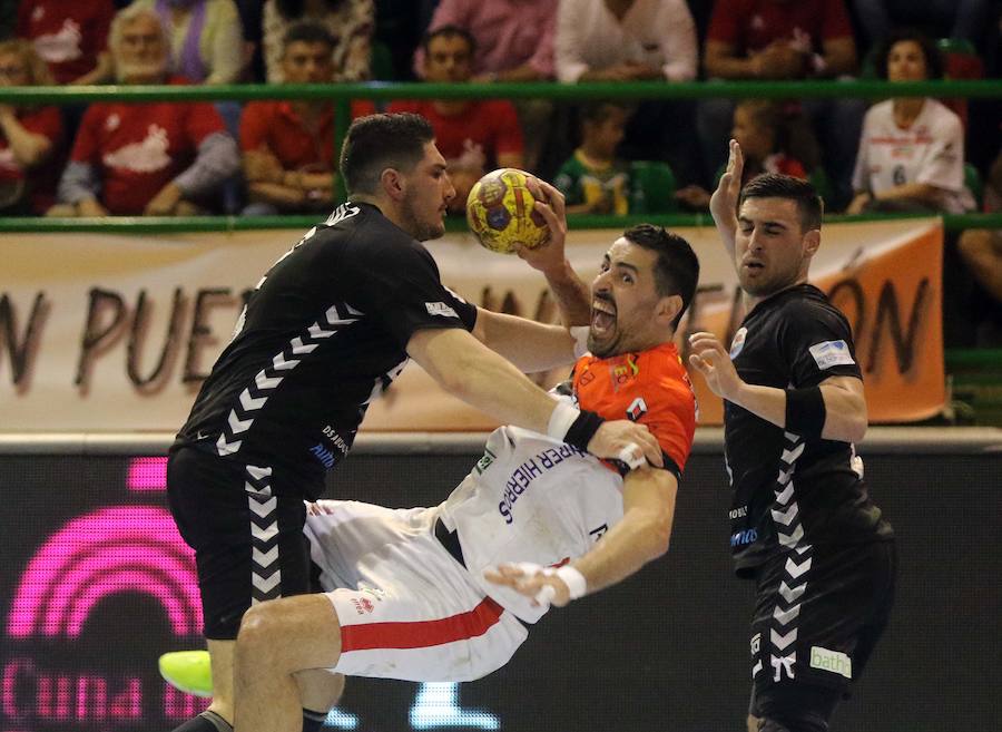 Fotos: El Balonmano Nava dice adiós al sueño de la Liga Asobal