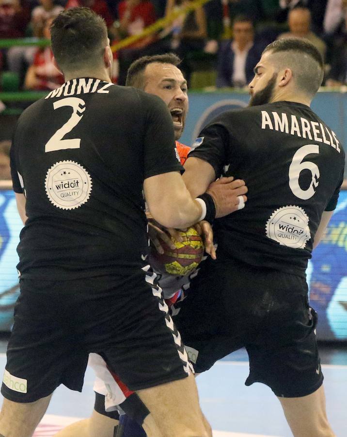 Fotos: El Balonmano Nava dice adiós al sueño de la Liga Asobal