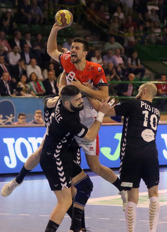 Fotos: El Balonmano Nava dice adiós al sueño de la Liga Asobal