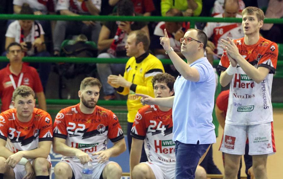 Fotos: El Balonmano Nava dice adiós al sueño de la Liga Asobal