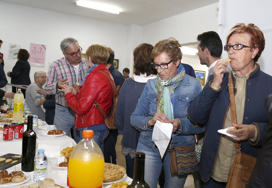 Fotos: XVI Mercadillo Solidario de la AECC de Palencia