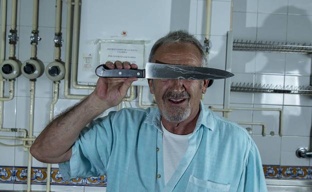 El chef bromea en la cocina del centro vasco vallisoletanol. 