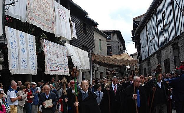 Los estandartes de todas las cofradías abrían la procesión y detrás los cofrades y el Santísimo bajo palio, que recorrieron las calles con las fachadas pulidas. 
