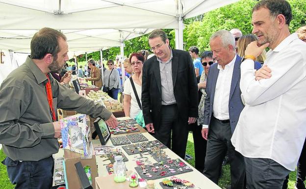 El alcalde y los ediles de Laguna de Duero recorren la feria Artelago.