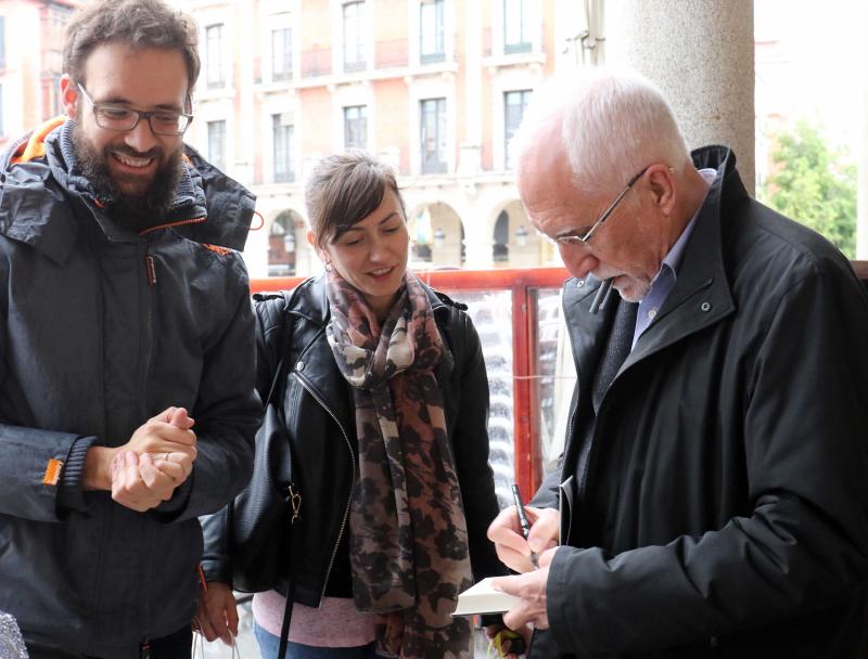 Fotos: Fernando Beltrán, Luis Mateo Díez y Agustín García Simón en la Feria del Libro de Valladolid